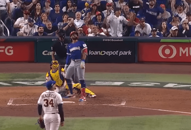 El épico cuadrangular de Fernando Tatis Jr. en el juego contra Venezuela. Captura de pantalla.